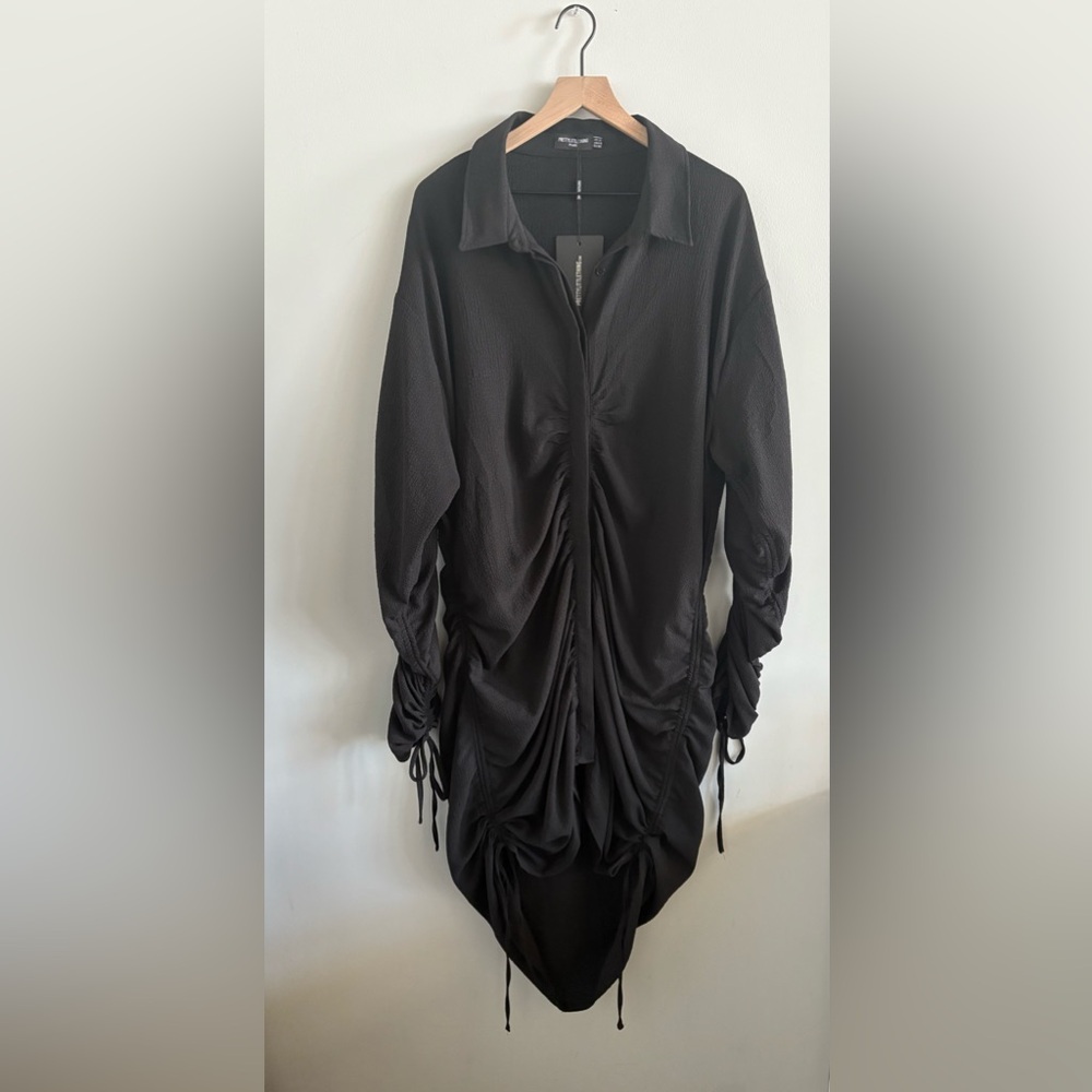 Pretty Little Thing - Black Textured Ruched Shirt Dress - Picture 4 of 5